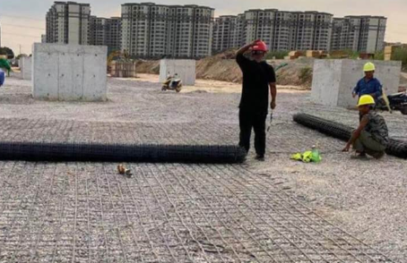 山亭土工格栅铺设前地基要怎么处理？